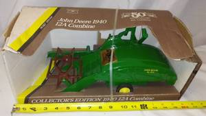 lot 611 image: JOHN DEERE Combine 12A - 1940.