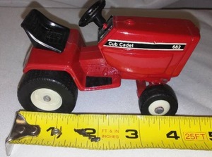 lot 613 image: Cub Cadet Lawn Tractor