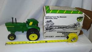 lot 621 image: JOHN DEERE Model 5020 With Box
