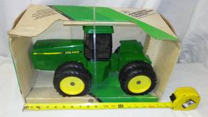 lot 624 image: JOHN DEERE 8560 Tractor ERTL New In Box.