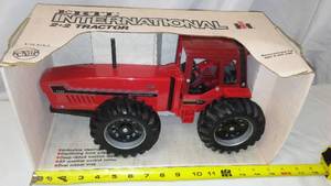 lot 625 image: International Harvester International 6388 Tractor.