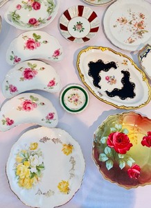 lot 68 image: Variety of Lovely Vintage Glassware Items