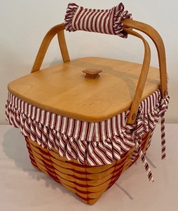lot 73 image: Longaberger Basket Grouping