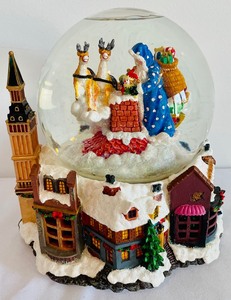 lot 90 image: Christopher Radko Limited Edition Rooftops of London Musical Snow Globe