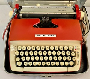 lot 91 image: Vintage Smith-Corona Galaxie Typewriter with Case