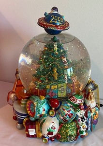 lot 10 image: Christopher Radio 15th Anniversary Snow Globe