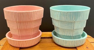 lot 105 image: Vintage Basket with 4 Pretty Pastel Pots by McCoy