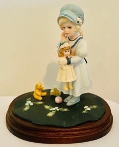 lot 118 image: Classic Collectable Figurine Grouping