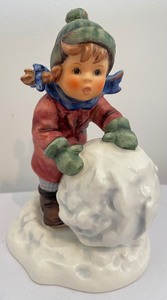 lot 264 image: Hummel Figurine Grouping