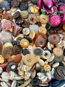 lot 147 image: Vintage Buttons