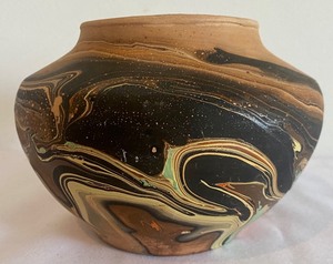 lot 211 image: Vintage Nemadji Pottery Vase
