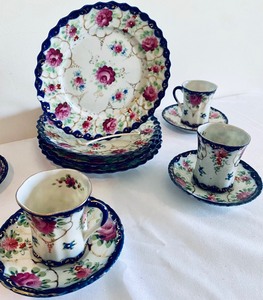 lot 205 image: Lovely Vintage Chocolate Set
