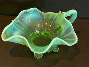 Elegant 1908 Jefferson Glass Green Opalescent Meander Berry Bowl
