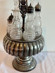 lot 21 image: Victorian Cruet Holder