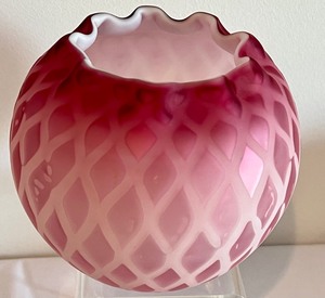 lot 19 image: Vintage Fenton Frosted Satin Cranberry Glass Vase