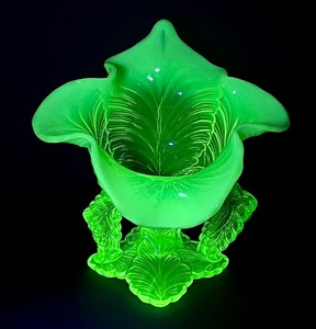 lot 4 image: National Glass Company Northwood Leaf Chalice Dish