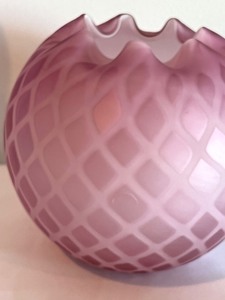 lot 22 image: Beautiful Diamond Quilted Pink Case Glass Rose Bowl Mount Washington