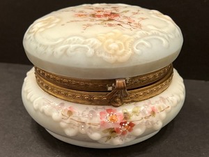 lot 162 image: Antique Wavecrest Hinged Dresser Box and Pin Dish