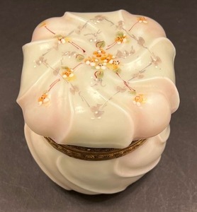lot 161 image: Antique Victorian Wavecrest Dresser Box with Beautiful Floral Design