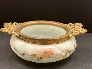lot 160 image: Two Antique Wavecrest Containers including an Antique Wavecrest Pin Holder