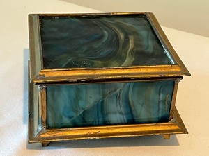 lot 158 image: Vintage Slag Glass Dresser Box