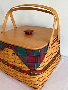 lot 338 image: Beautiful Longaberger Basket with Three Plastic Liners