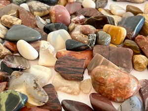 lot 335 image: Beautiful Variety of Polished Agates