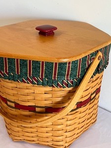 lot 333 image: Longaberger Sewing Basket