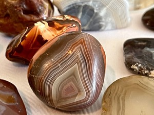 lot 328 image: Gorgeous Polished Agates