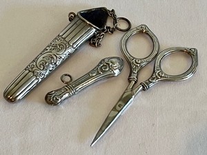 lot 323 image: Vintage Petite Scissors in Case and Needle Holder