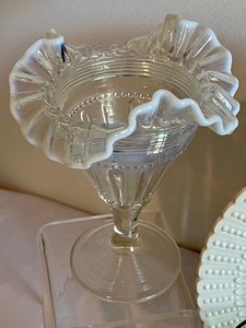lot 321 image: A Beautiful Array of Vintage Glassware Items