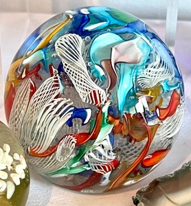 lot 313 image: Beautiful Art Glass Items including a Paperweight