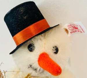 lot 269 image: Goebel Hummel Collectable Steiff Making Friends Snowman