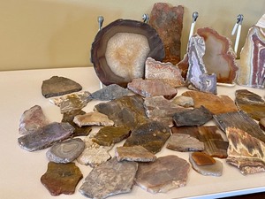 lot 379 image: Beautiful Selection of Sliced Rocks and Agates