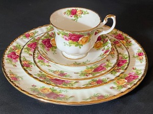 lot 345 image: Royal Albert Old Country Roses China Set