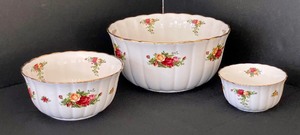 lot 344 image: Set of Three Old Country Roses Royal Albert Mixing or Serving Bowls