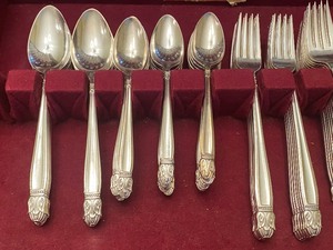 lot 340 image: Set of Vintage Holmes Edwards Flatware