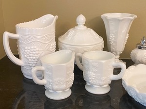 lot 341 image: Variety of Vintage Milk Glass Items