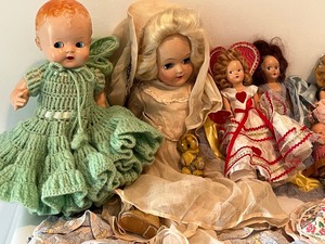 lot 263 image: Variety of Vintage Dolls