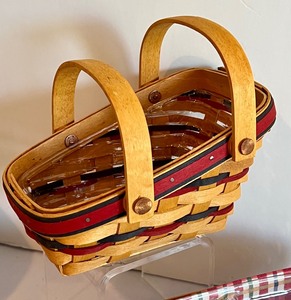 lot 392 image: Three Longaberger Baskets including a 1996 All American Collection Summertime Basket