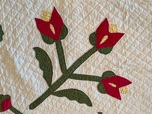 lot 407 image: Charming Floral Design Vintage Quilt