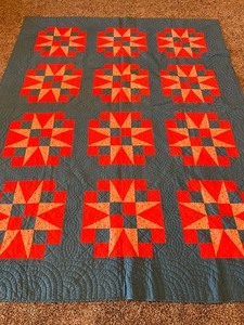lot 404 image: Lovely Vintage Quilt