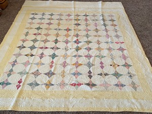 lot 409 image: Lovely Vintage Quilt