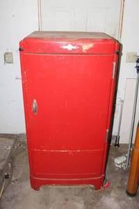 lot 518 image: Vintage Frigidaire Refrigerator