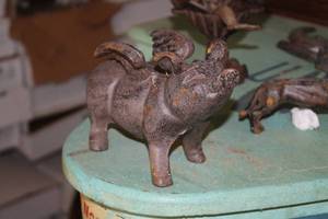 lot 550 image: Flying Pig Cast Iron Figurine