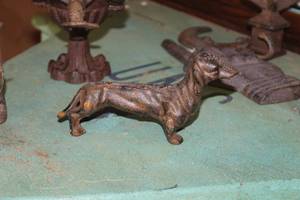 lot 552 image: Weiner Dog Cast Iron Figurine