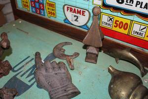 lot 553 image: Lot of (3) Cast Iron Table Dcor