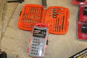 lot 562 image: Hand Tools - Ratcheting Wrench Set, Assorted Bit Set