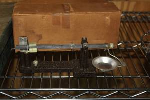 lot 593 image: Minn Shooters Supply Look-Beam Table-Top Scale