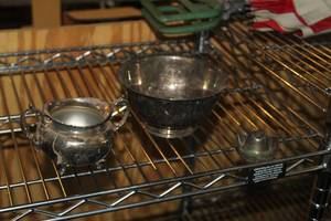 lot 594 image: Lot of (3) Table Dcor - (2) Bowls, (1) Metal Cowboy Hat